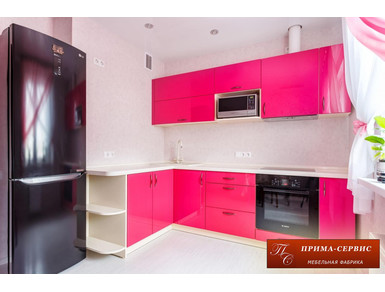 Кухня угловая Арт из крашеного МДФ розовая